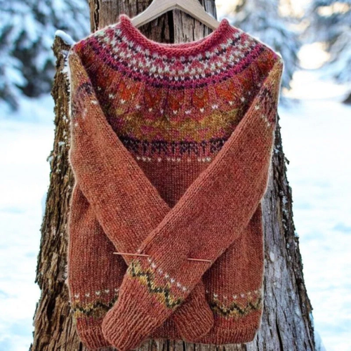 Sofia – Warm sweater with round knitted shoulder pattern